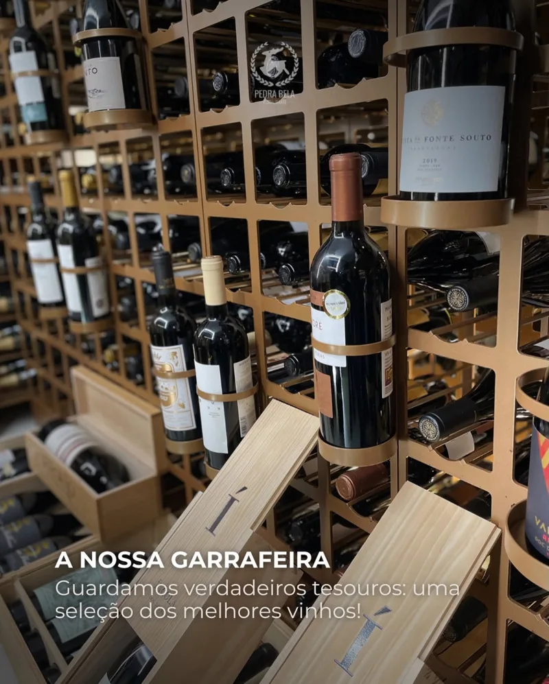 A garrafeira do Restaurante Pedra Bela, com prateleiras de vinhos selecionados